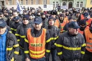 prahain.cz/politika/policiste-a-hasici-pisou-babisovi-chteji-vyssi-rust-platu-27902.html?utm_source=www.seznam.cz&utm_medium=seznam_distribuce&utm_campaign=lide